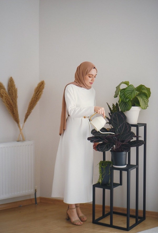 فستان سهرة إكرو مع تفاصيل وشاح الريحان