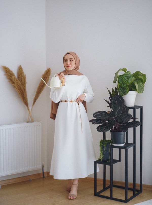 فستان سهرة إكرو مع تفاصيل وشاح الريحان