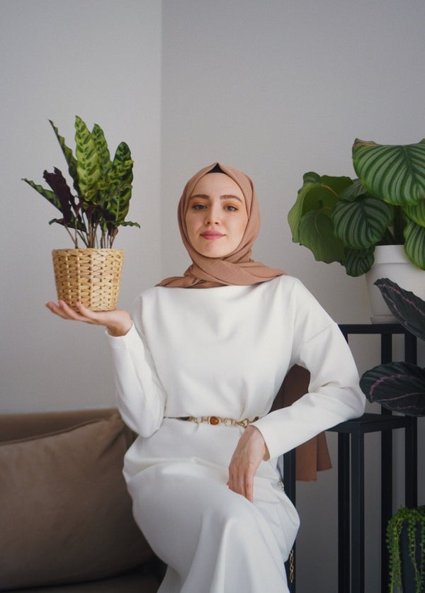 فستان سهرة إكرو مع تفاصيل وشاح الريحان